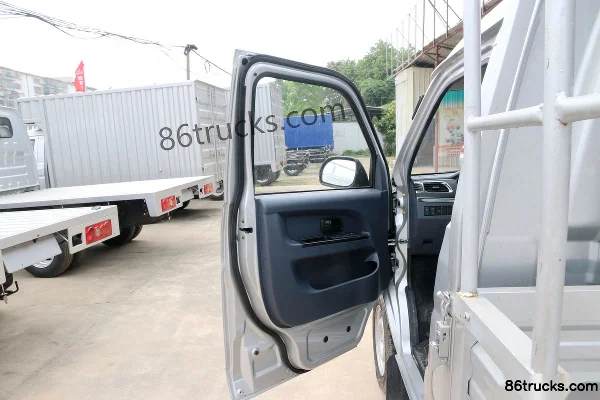 Jinbei T30 1.5L 109 hp 4X2(6 wheels) Gasoline 2.92m single-row stake micro truck Cab (1) | 86Trucks