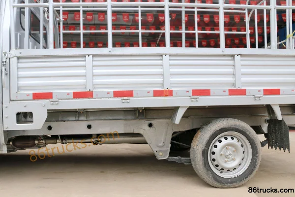 Jinbei T30 1.5L 109 hp 4X2(6 wheels) Gasoline 2.92m single-row stake micro truck Body (1) | 86Trucks