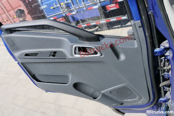 Yuejin Chaoyue C500-33 140 hp 4X2(6 wheels) 4.14m single-row van light truck Cab (2) | 86Trucks