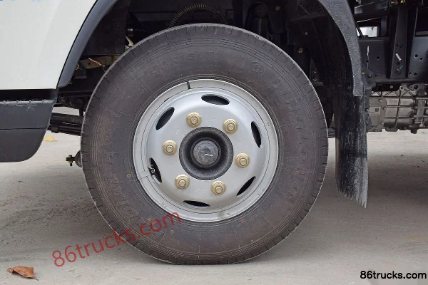 FAW Jiefang J6F 154hp 4X2(6 wheels) 3.85m Semi-Cab Van Light Truck Chassis (2) | 86Trucks