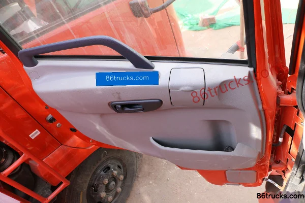 Dongfeng Commercial Vehicle Tianjin KS 185hp 4X2(6 wheels) 6.75m half-row stake truck (China VI) Cab (2) | 86Trucks