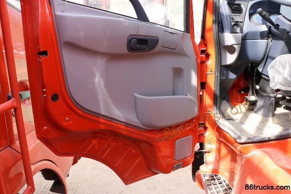 Dongfeng Commercial Vehicle Tianjin KS 185hp 4X2(6 wheels) 6.75m half-row stake truck (China VI) Cab (1) | 86Trucks