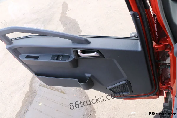 Sinotruk HOWO Tongshuai 148hp 4X2(6 wheels) 4.165m single-row flatbed light truck Cab (3) | 86Trucks