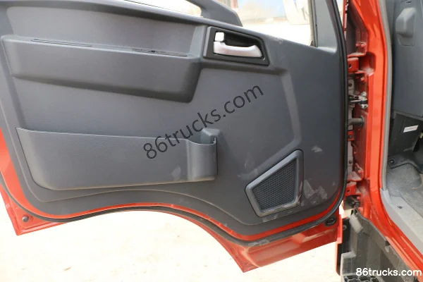 Sinotruk HOWO Tongshuai 148hp 4X2(6 wheels) 4.165m single-row flatbed light truck Cab (1) | 86Trucks