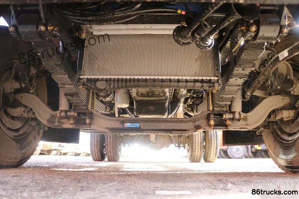 Dongfeng Duolika D6-L 2018 156hp 4X2(6 wheels) 4.17m single-row stake light truck Chassis (1) | 86Trucks