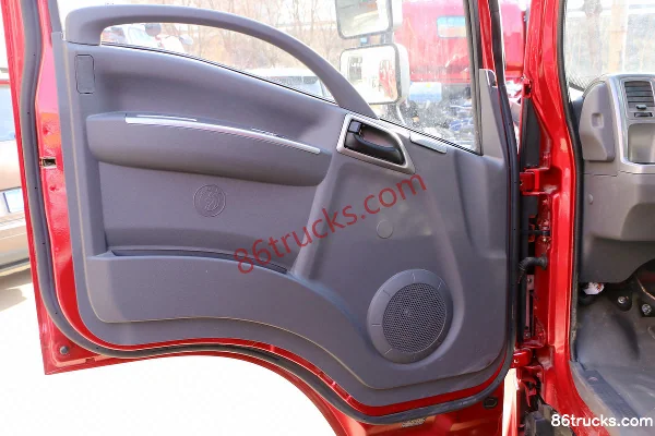 Sinotruk Ruishi 129hp 4X2(6 wheels) 4.16m single-row cage cargo light truck Cab (1) | 86Trucks