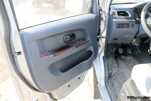 Jinbei T32 1.3L 82hp 4X2(6 wheels) gasoline 2.45m double-row van micro truck Cab (1) | 86Trucks