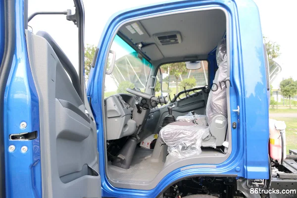 JAC Shuailing Q6 141hp 4X2(6 wheels) 4.12m Single Row Van Light Truck Cab (1) | 86Trucks