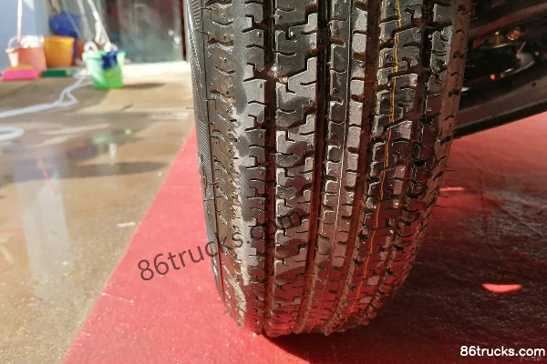 Jinbei T22 Édition 2018 Standard 1,3 L 82 ch 4X2(6 roues) Essence Camion micro plateau double cabine 2,04 m Châssis (1) | 86Trucks