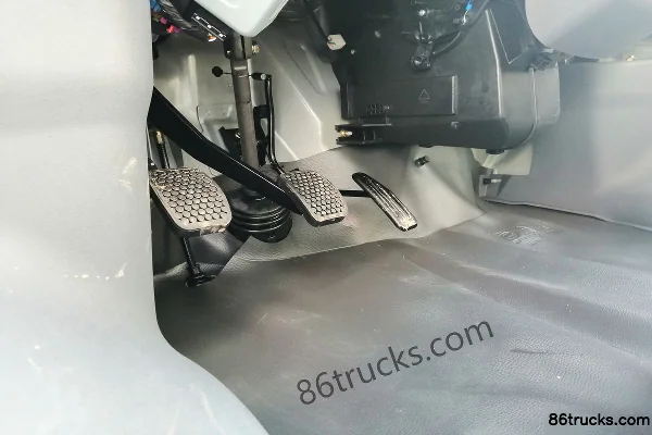 Jinbei T20 Standard Edition 2018 1.0L 61hp 4X2(6 wheels) 2.61m single-row van micro truck Cab (2) | 86Trucks