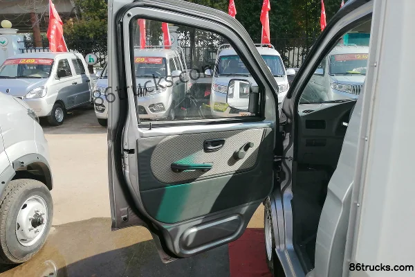 Jinbei T20 Standard Edition 2018 1.0L 61hp 4X2(6 wheels) 2.61m single-row van micro truck Cab (1) | 86Trucks