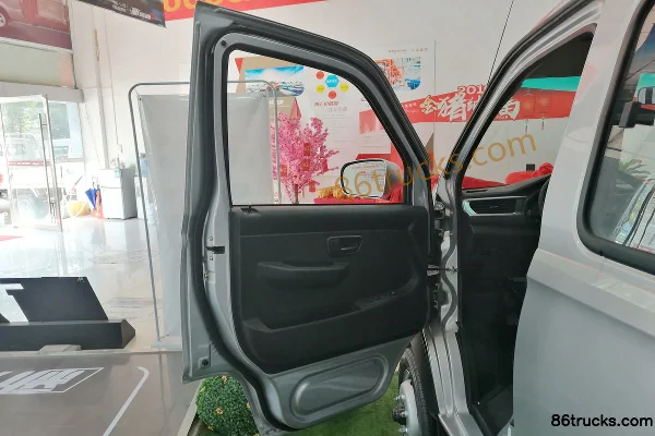 Jinbei Xinyuan T22S 1.3L 85hp 4X2(6 wheels) gasoline 2.55m double-row flatbed micro truck Cab (1) | 86Trucks