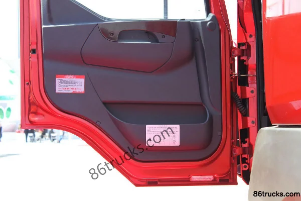 Dongfeng Liuqi Chenglong M5 camion lourd 350 ch 6X4(10 roues) tracteur routier Cabine (2) | 86Trucks