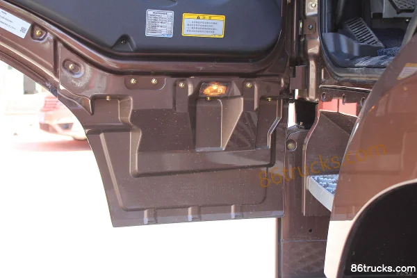 FAW Jiefang nouveau J6P camion lourd version leader version nord 550 ch 6X4(10 roues) tracteur routier Cabine (3) | 86Trucks