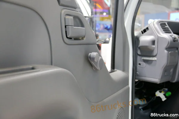 Qingling Isuzu EV100 4.5T 4.25m Single Row Pure Electric Van Light Truck (Range 330) 96.77kWh 4X2(6 wheels) Interior (3) | 86Trucks