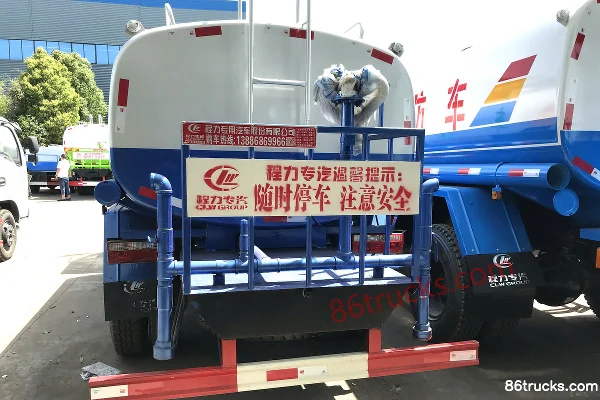 Dongfeng FuruiKa F4 143 ch 4X2(6 roues) camion citerne d'arrosage (marque Chengliwei) Carrosserie (1) | 86Trucks