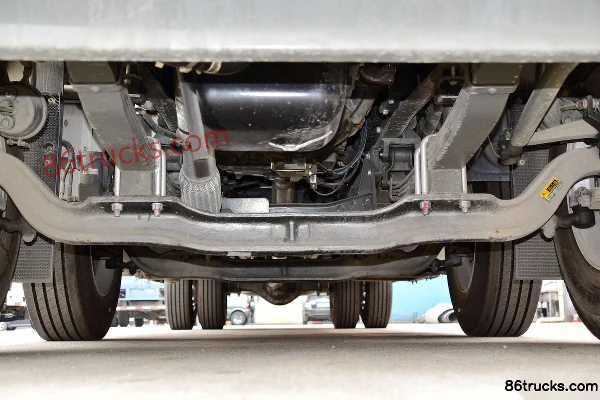Sinotruk Hohan N5G Heavy Truck 310hp 6X2(8 wheels) 9.52m Wing Opening Box Cargo Truck Chassis (1) | 86Trucks