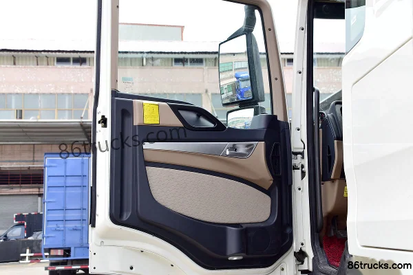Sinotruk HOWO T5G 340hp 8X4(12 wheels) 9.4m refrigerated truck Cab (1) | 86Trucks