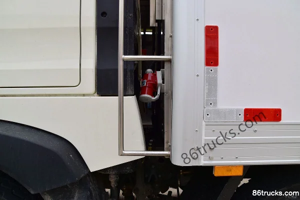 Sinotruk HOWO T5G 340hp 8X4(12 wheels) 9.4m refrigerated truck Body (2) | 86Trucks