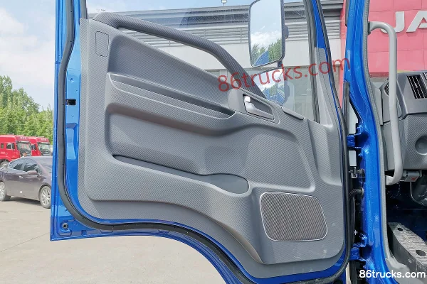JAC Junling V8 170hp 4X2(6 wheels) 3.85m half-row cage van light truck Cab (2) | 86Trucks