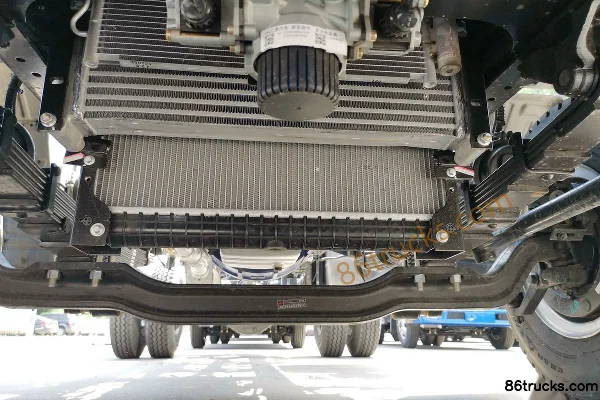 JAC Junling V8 170hp 4X2(6 wheels) 3.85m half-row cage van light truck Chassis (2) | 86Trucks