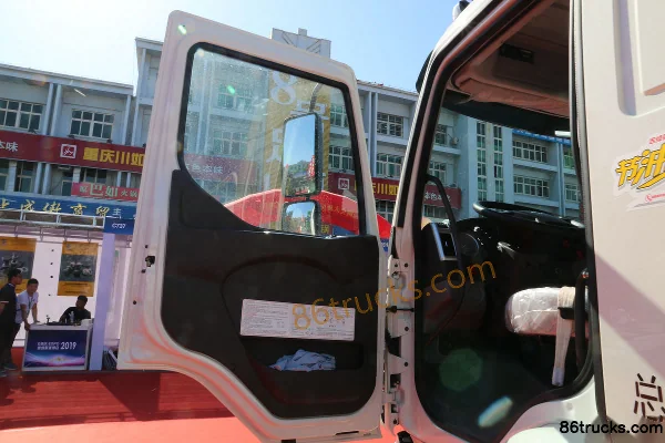 Dongfeng Liuqi New Chenglong M3 230 hp 4X2(6 wheels) Water Sprinkler Truck (Daheng Hui Brand)(China VI) Cab (2) | 86Trucks