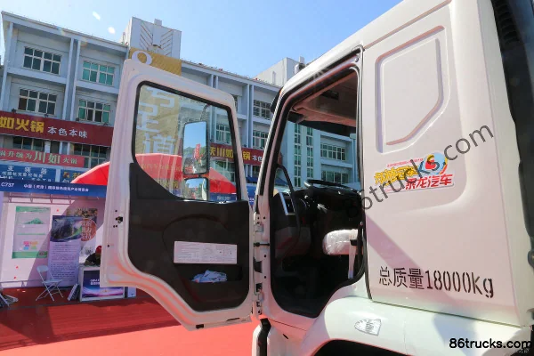 Dongfeng Liuqi New Chenglong M3 230 hp 4X2(6 wheels) Water Sprinkler Truck (Daheng Hui Brand)(China VI) Cab (1) | 86Trucks