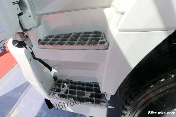 Changzheng Auto 410 hp 6X4(10 wheels) 5.6m LNG Dump Refuse Truck Cab (3) | 86Trucks
