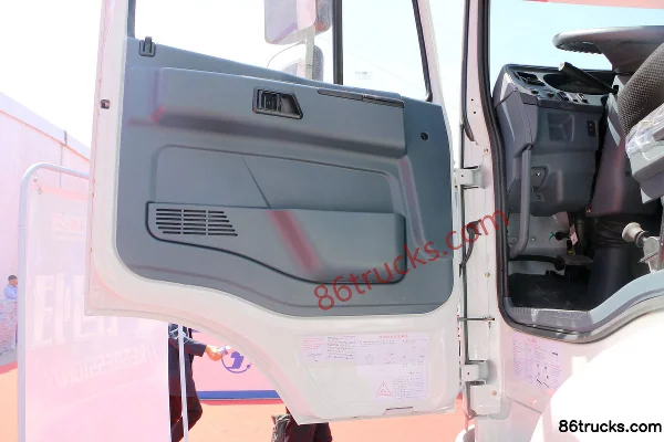 Changzheng Auto 410 hp 6X4(10 wheels) 5.6m LNG Dump Refuse Truck Cab (1) | 86Trucks