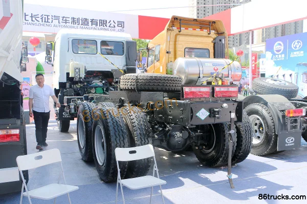Changzheng Auto 410 hp 6X4(10 wheels) 5.8m LNG Dump Refuse Truck Chassis Exterior (3) | 86Trucks