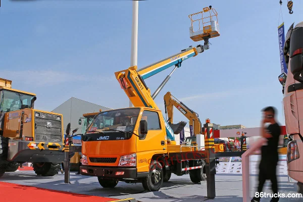 JMC Shunda Narrow Body 116 hp 4X2(6 wheels) 17m Aerial Work Truck (XCMG Brand) Exterior (3) | 86Trucks