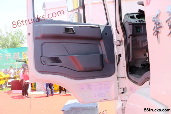 Hualing poids lourd 345 ch 8X4(12 roues) camion malaxeur 7 m³ Cabine (1) | 86Trucks