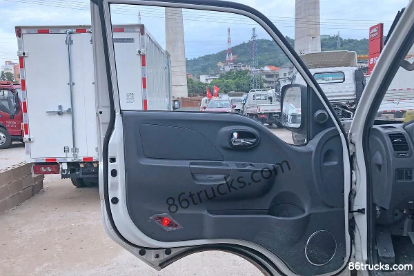 JAC K5 X5 Comfort Edition 68 hp 4X2(6 wheels) 3.5m single-row stake truck Cab (1) | 86Trucks