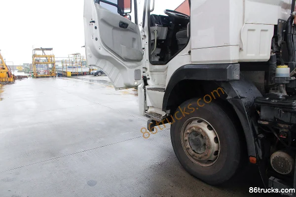 BYD Q1 31.5T 4X2(6 wheels) pure electric tractor truck 217.6kWh Cab (3) | 86Trucks