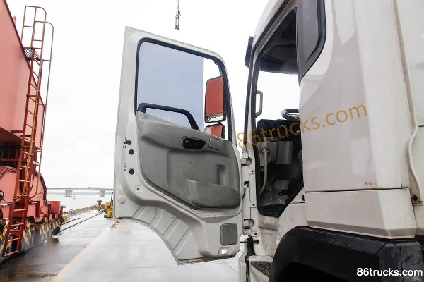 BYD Q1 31.5T 4X2(6 wheels) pure electric tractor truck 217.6kWh Cab (2) | 86Trucks