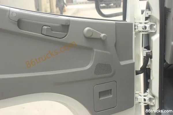 FAW Hongta FAW Jiefang Baling 1 Series V6 102hp 4X2(6 wheels) 2.815m double-row stake truck with cargo cage (hydraulic brake) Cab (2) | 86Tr