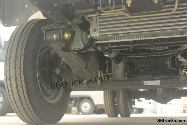 FAW Hongta FAW Jiefang Baling 1 Series V6 102hp 4X2(6 wheels) 2.815m double-row stake truck with cargo cage (hydraulic brake) Chassis (2)
