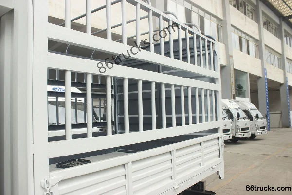 FAW Hongta FAW Jiefang Baling 1 Series V6 102hp 4X2(6 wheels) 2.815m double-row stake truck with cargo cage (hydraulic brake) Body (1) | 86T