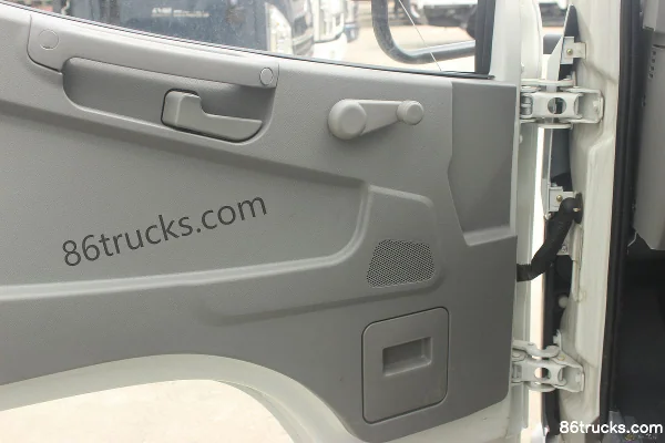 FAW Hongta FAW Jiefang Baling 102hp 4X2(6 wheels) 3.4m double-row van light truck Cab (2) | 86Trucks