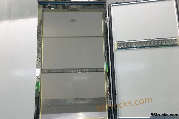 FAW Jiefang J6F 154hp 4X2(6 wheels) 4.13m refrigerated truck Body (3) | 86Trucks