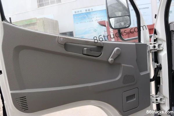 FAW Hongta FAW Jiefang Baling 102hp 4X2(6 wheels) 3.32m One-and-a-half Row Stake Truck Cab (1) | 86Trucks