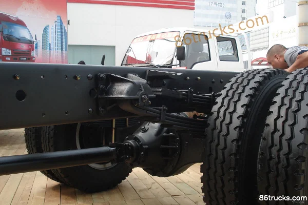 FAW Jiefang J6L Medium Truck 140 hp 4X2(6 wheels) Cargo Truck (Chassis) (2) | 86Trucks
