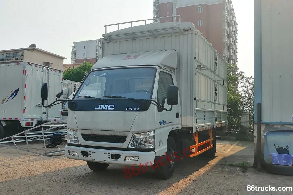 JMC Shunda Narrow Body 122 hp 4X2(6 wheels) 4.21m Single Row Stake Truck (Hydraulic Brake) (China VI) Exterior (3) | 86Trucks