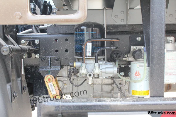Sinotruk HOWO Hanjiang 116 ch 4X2(6 roues) camion porteur à ridelles 4,165 m cabine simple Châssis (2) | 86Trucks