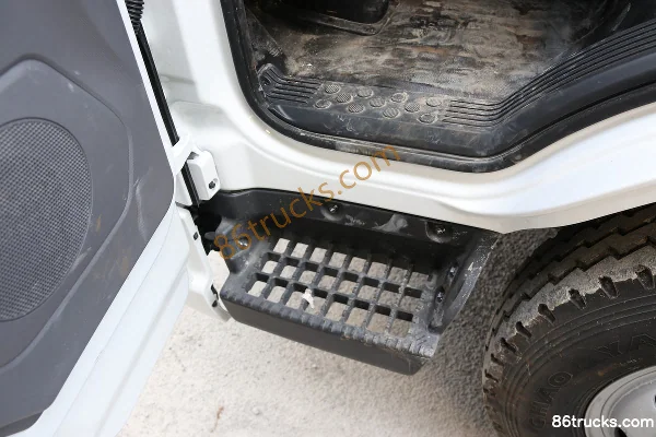 Foton Auling Xinjieyun 156hp 4X2(6 wheels) 3.83m semi-row railed light truck Cab (3) | 86Trucks