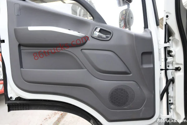 Foton Auling Xinjieyun 156hp 4X2(6 wheels) 3.83m semi-row railed light truck Cab (2) | 86Trucks