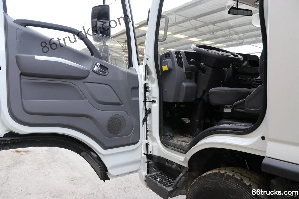 Foton Auling Xinjieyun 156hp 4X2(6 wheels) 3.83m semi-row railed light truck Cab (1) | 86Trucks