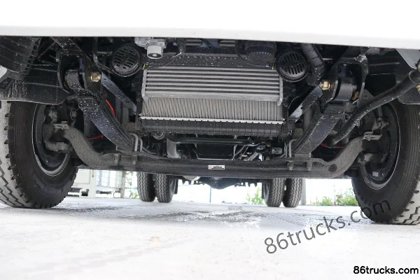 Foton Auling Xinjieyun 156hp 4X2(6 wheels) 3.83m semi-row railed light truck Chassis (1) | 86Trucks