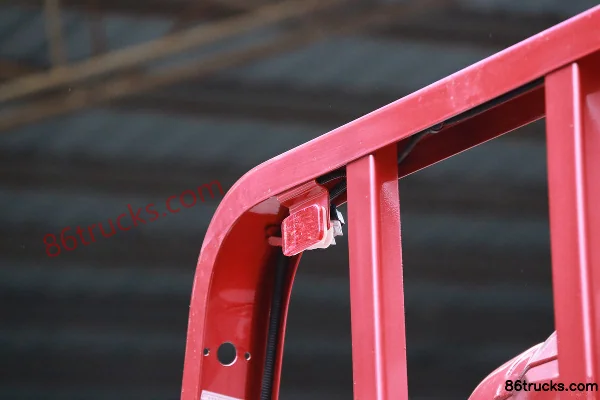 Yuejin Chaoyue C500-33 140 hp 4X2(6 wheels) 4.06 m single-row flatbed light truck (air brake) Body (2) | 86Trucks
