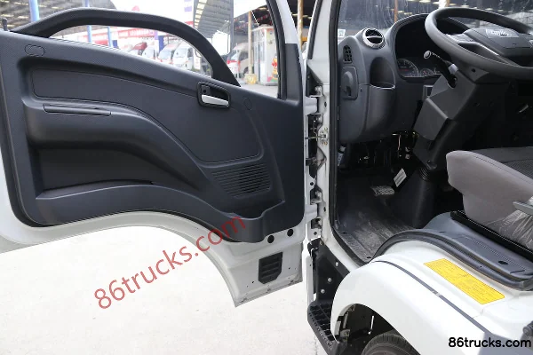 Yuejin Shangjun X100-28 102hp 4X2(6 wheels) 3.22m row-half flatbed light truck Cab (1) | 86Trucks
